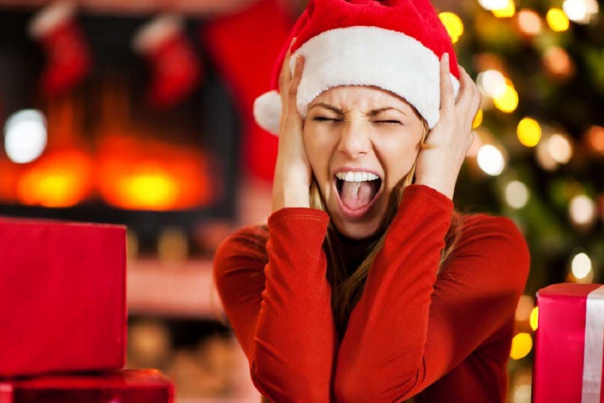 γυναίκα ντυμένη Χριστούγεννιάτικα ουρλιάζει από το άγχος