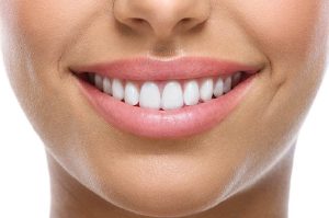 γυναικείο χαμόγελο με λευκά δόντια