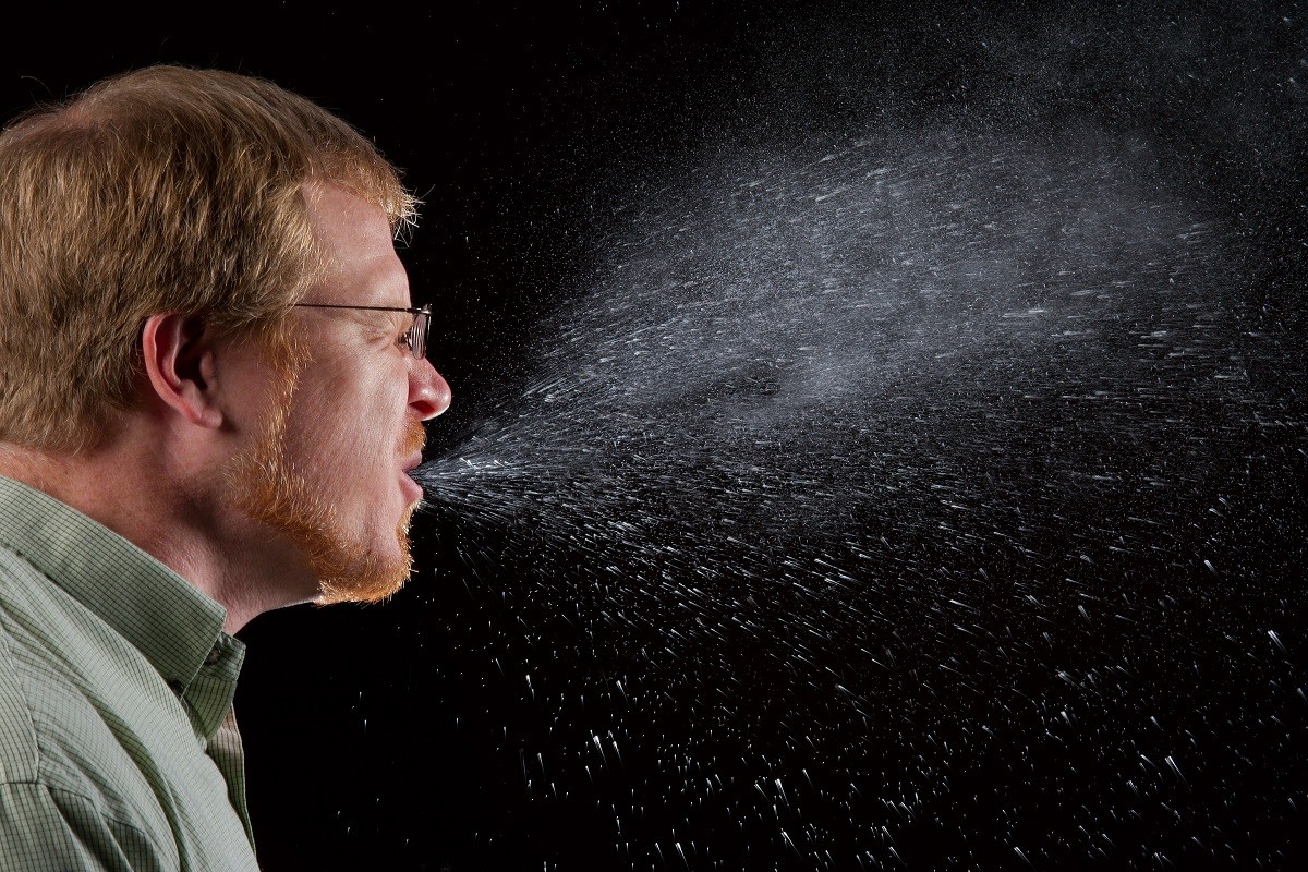 Φτέρνισμα: Πόσο μακριά εκτοξεύονται τα μικρόβια όταν φτερνιζόμαστε
