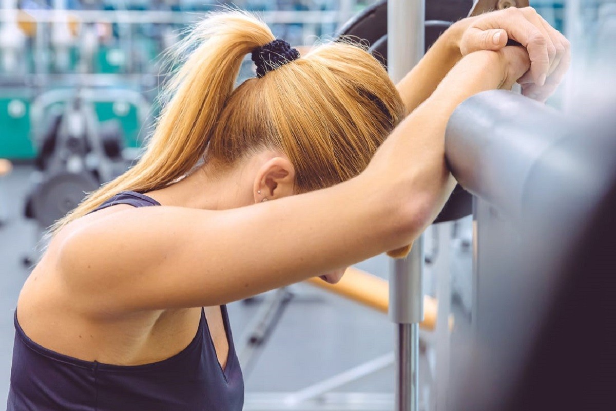 γυναίκα κάνει γυμναστική στο γυμναστήριο