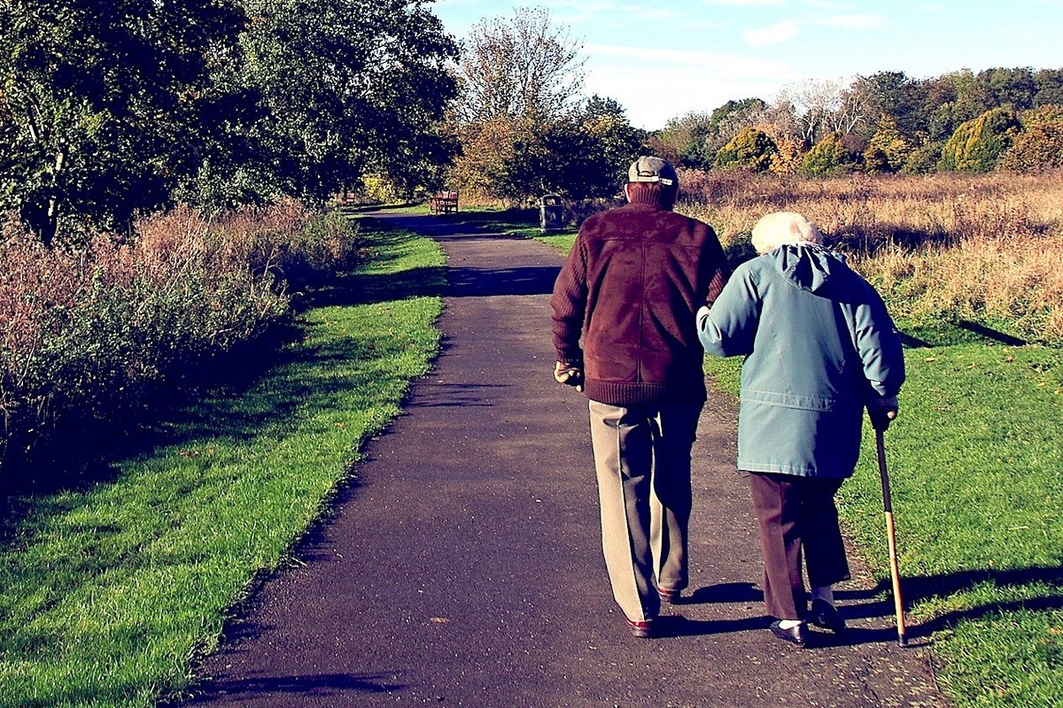 ηλικιωμένο ζευγάρι περπατάει στη φύση
