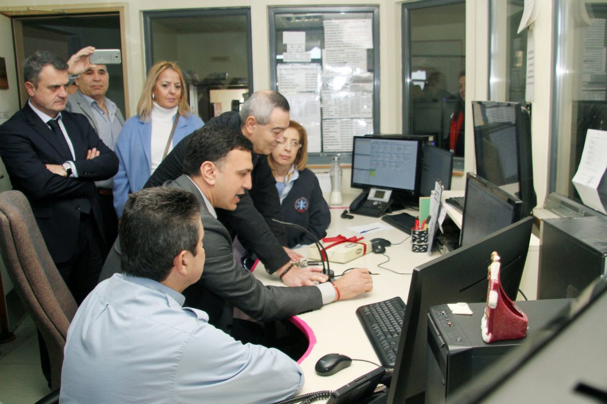 Στο ΕΚΑΒ της Θεσσαλονίκης ο Βασίλης Κικίλιας – Δέσμευση για “επιβράβευση” των πληρωμάτων ασθενοφόρων