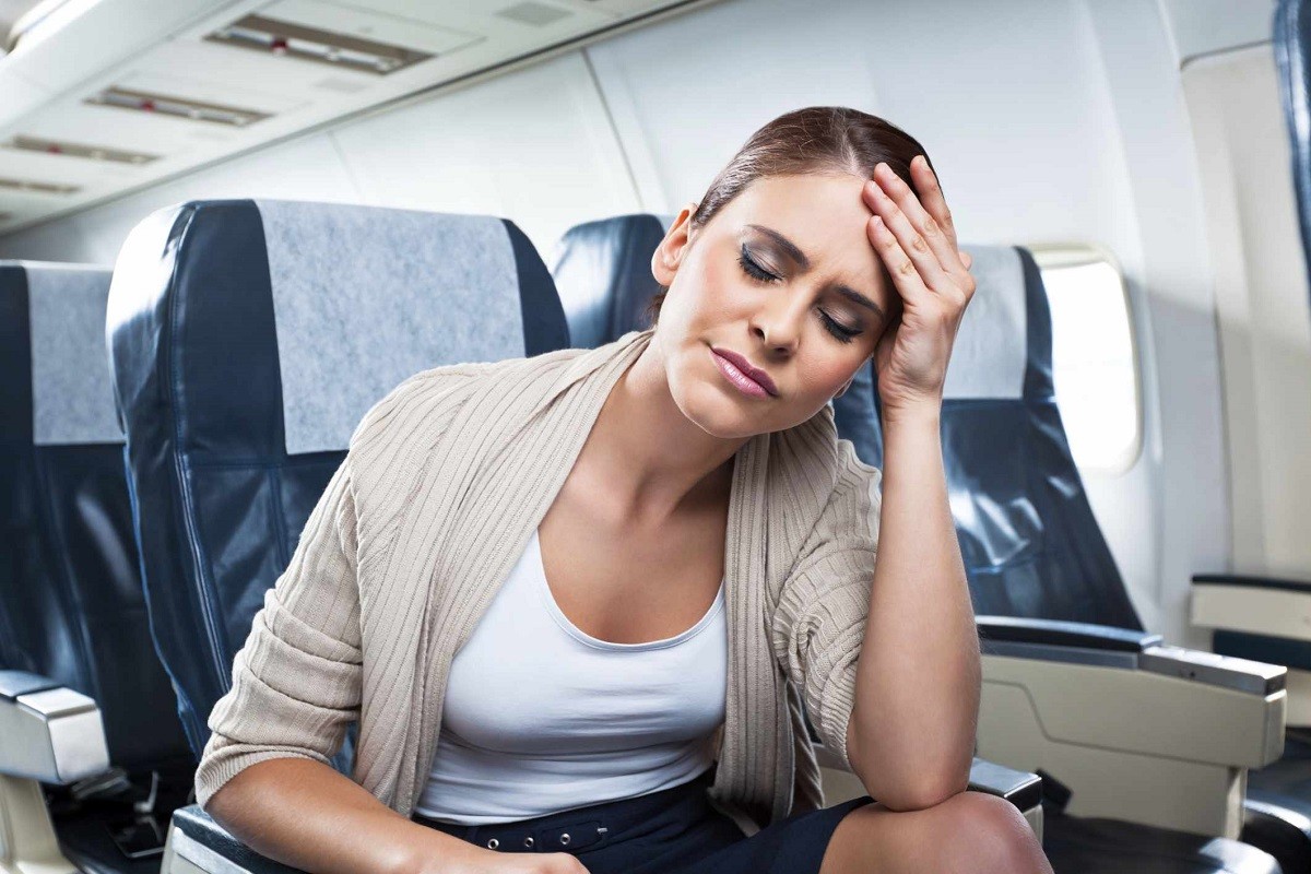 γυναίκα κάθεται στο αεροπλάνο