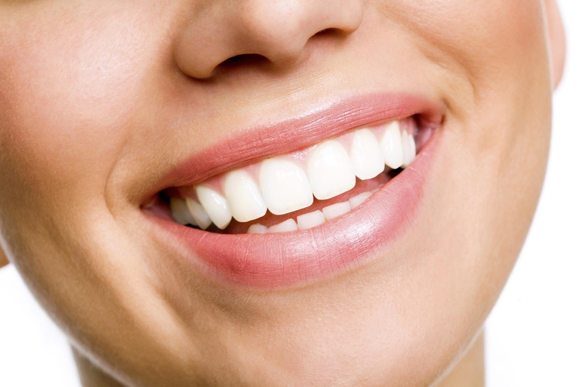 Δόντια: 6 τρόποι να τα άνετε πιο λευκά στο σπίτι