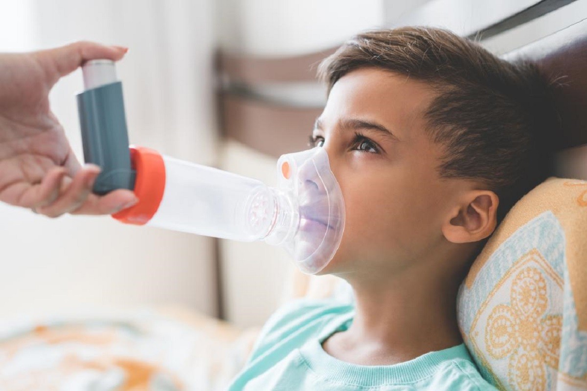 παιδί με μάσκα αναπνοής επειδή έχει παιδικό άσθμα