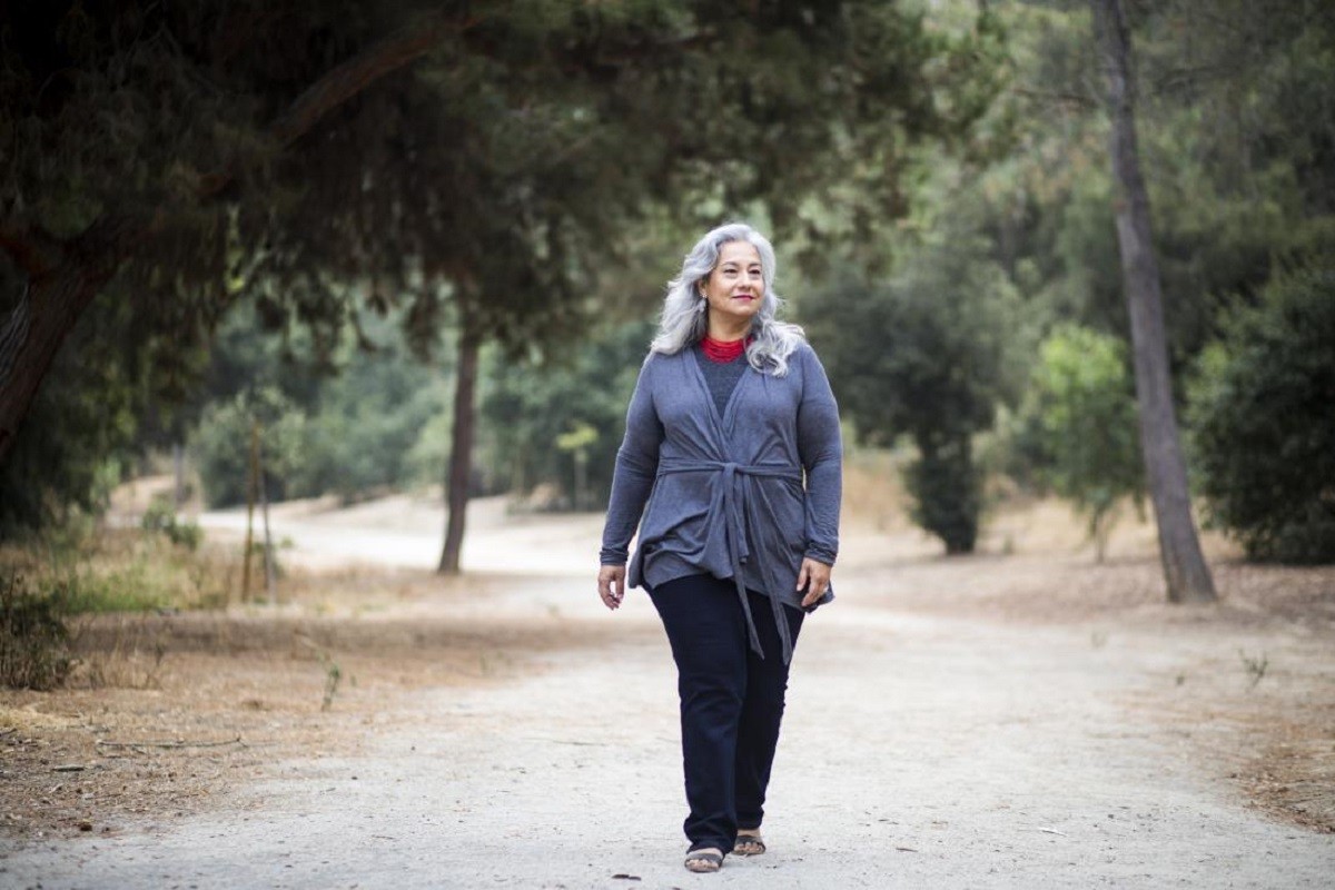 γυναίκα κάνει περπάτημα μέσα στη φύση για μακροζωίσ