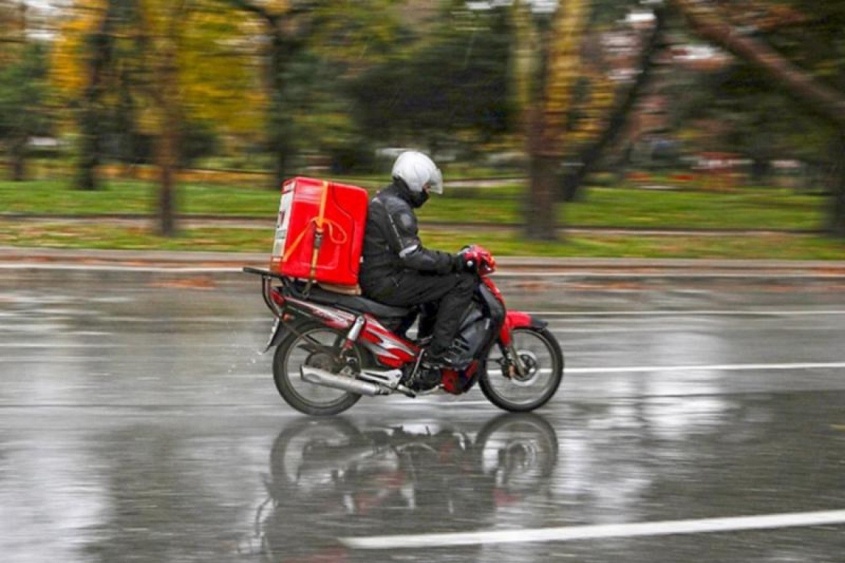 άνδρας που εργάζεται ως delivery επειδή δεν βγαίνει ο κόσμος για να μην εξαπλωθεί ο κορωνοϊός