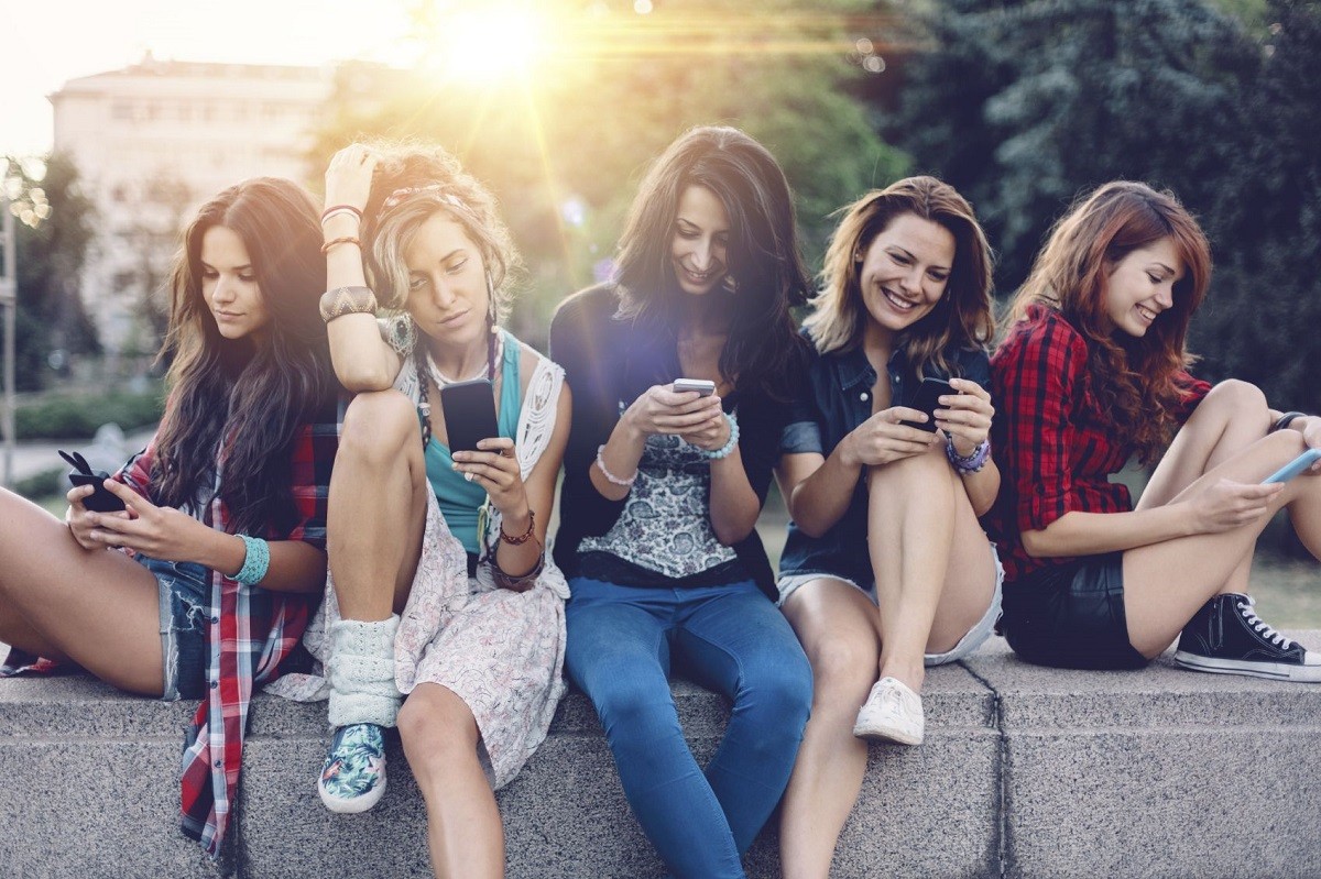 έφηβοι που έχουν μπει στο διαδίκτυο από το κινητό τους