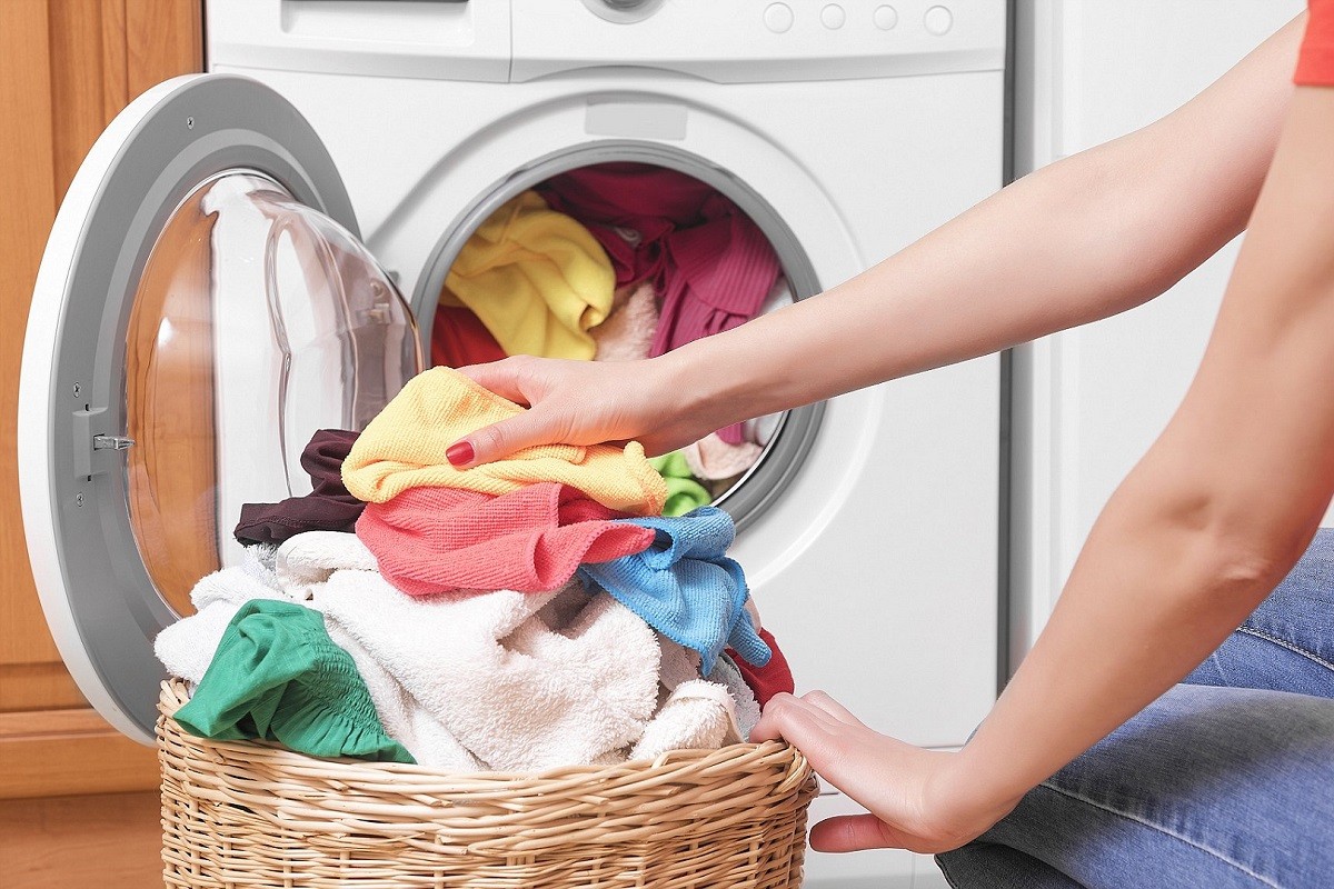 Κορωνοϊός: Πώς απολυμαίνουμε τα ρούχα μας