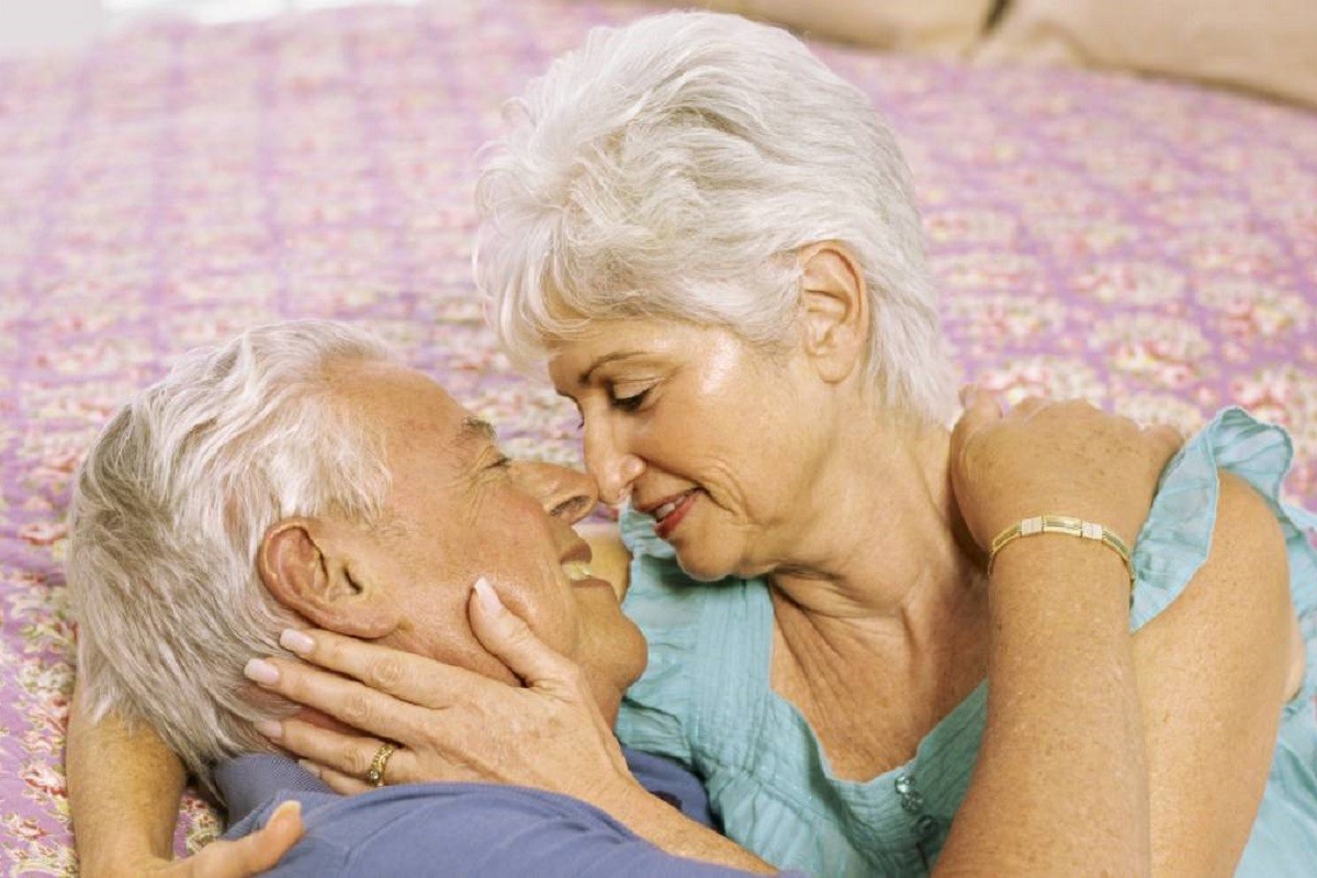 ηλικιωμένο ζευγάρι ετοιμάζεται να κάνει σεξ