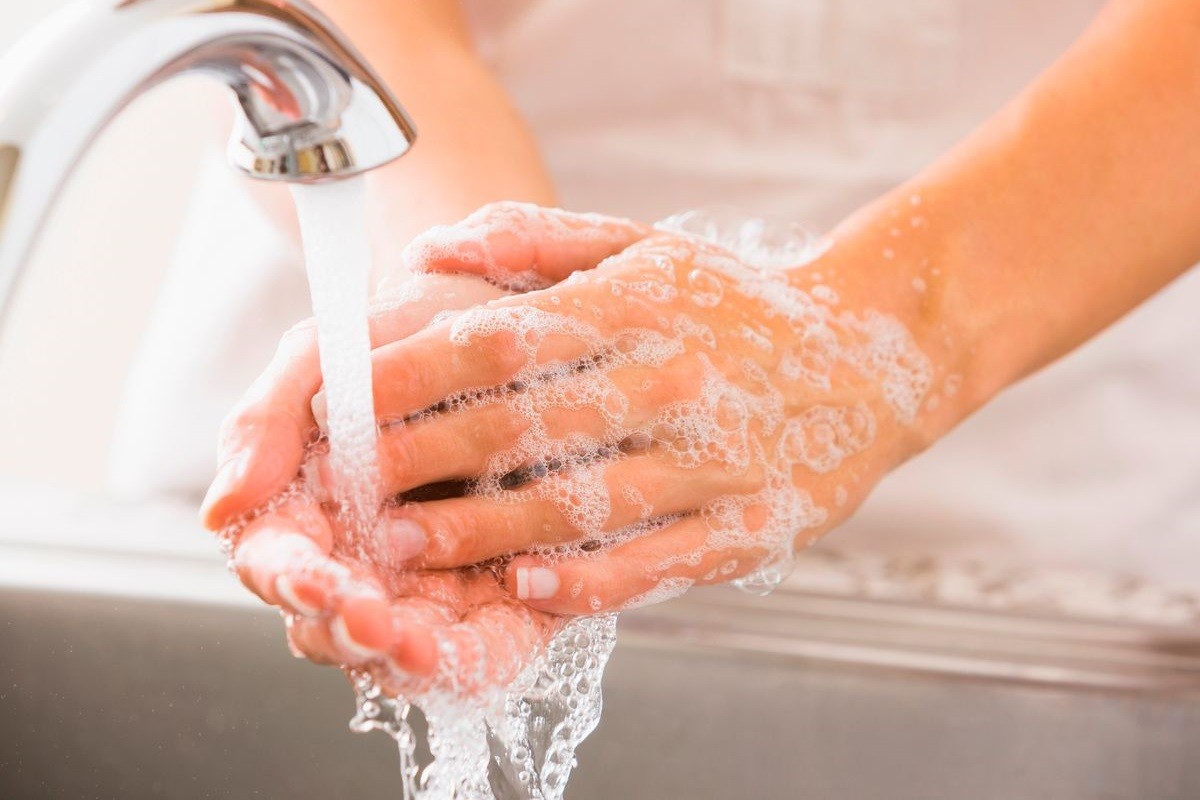 γυναίκα πλένει τα χέρια της για να μην μεταδοθεί ο κορωνοϊός