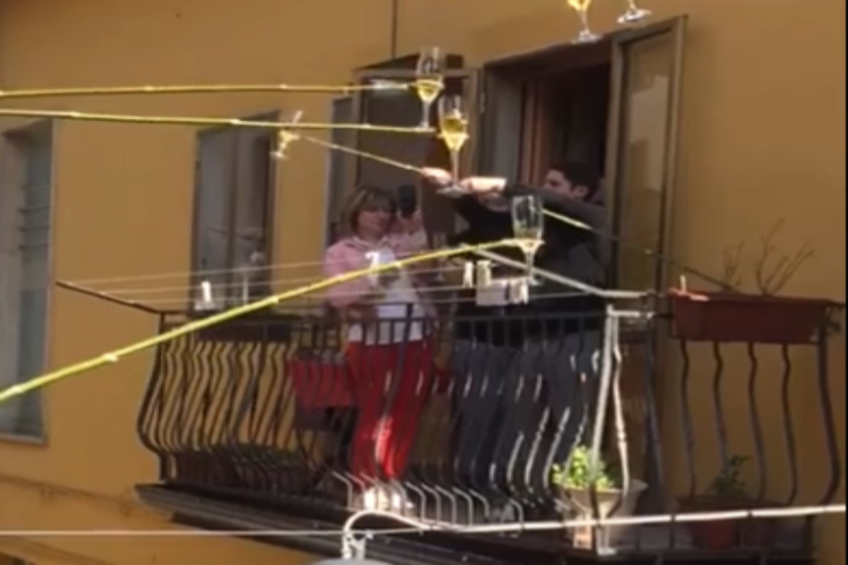 Γείτονες στην Ιταλία βρήκαν τρόπο να τσουγκρίσουν τα ποτήρια τους