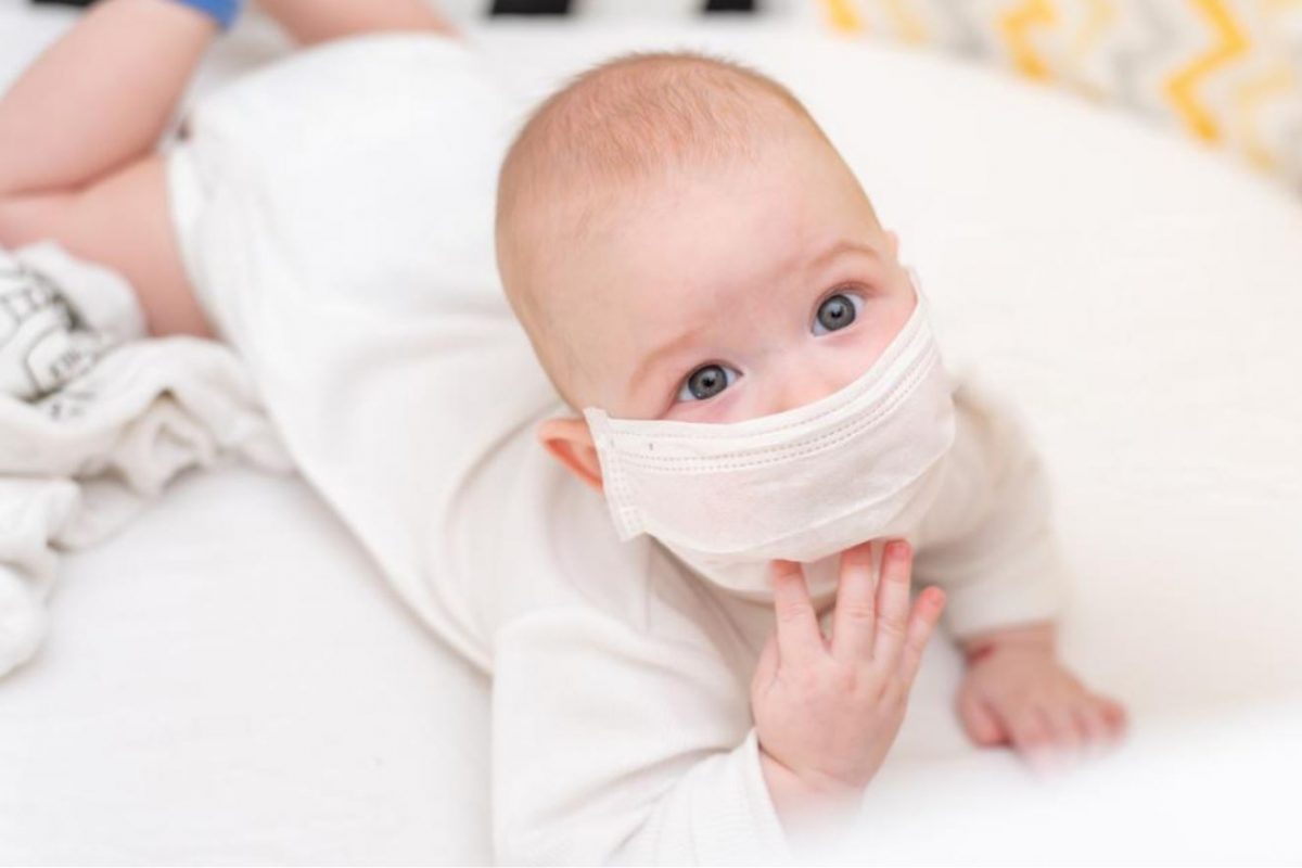 Επικίνδυνη η μάσκα για παιδιά κάτω των 2 ετών, προειδοποιεί η Ιαπωνική Παιδιατρική Ένωση