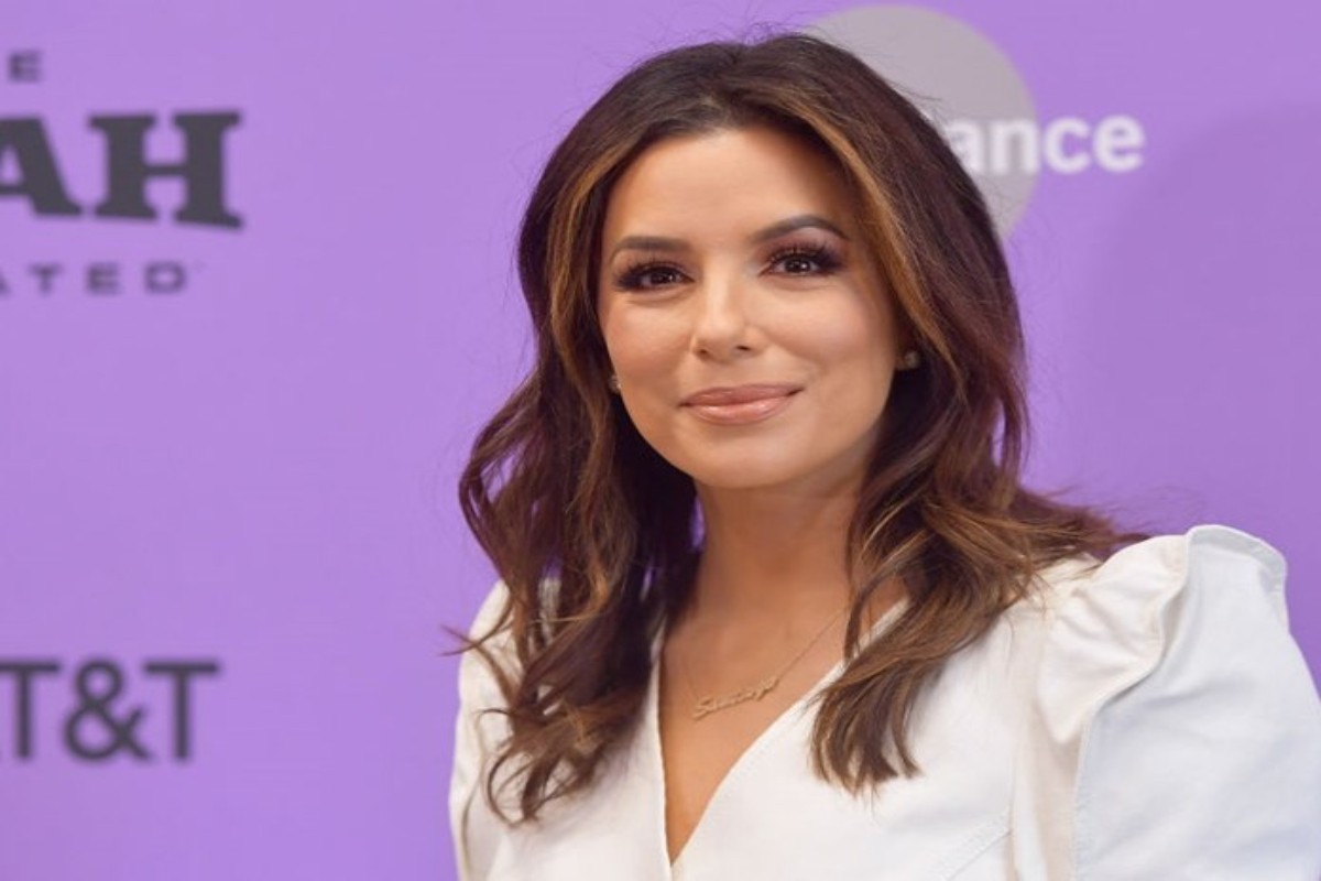 Η Eva Longoria βάφει μόνη της τα μαλλιά της στο σπίτι
