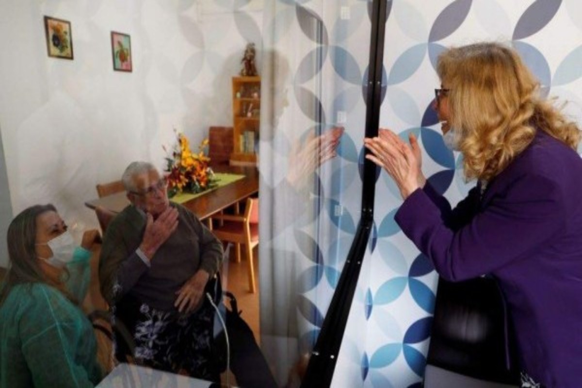 Δάκρυα και χαρά φέρνει το «κουτί των συναισθημάτων» σε γηροκομείο στην Πορτογαλία