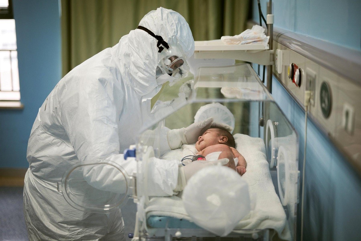 μωρό στο νοσοκομείο που το έχει μολύνει ο κορωνοϊός