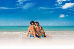 ζευγάρι απολαμβάνει τις διακοπές του στην παραλία