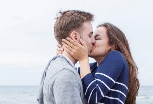 άντρας και γυναίκα ανταλάσσουν ένα φιλί