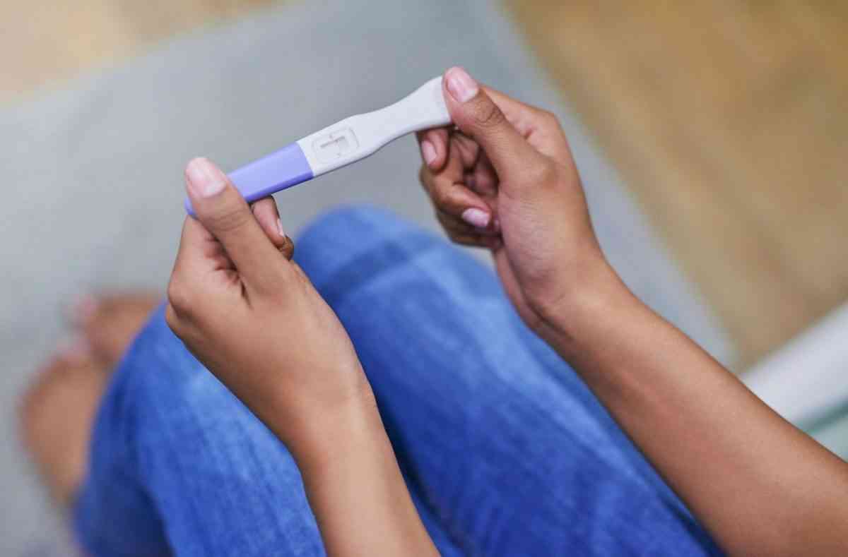 γυναίκα με πρόβλημα στην γονιμότητα έχει κάνει τέστ εγκυμοσύνης