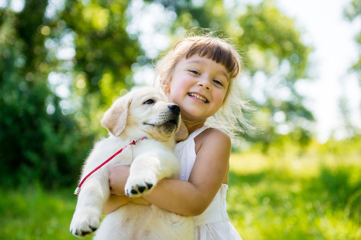 κοριτσάκι αγκαλιά με το σκύλο της επεδή αγαπά τα κατοικίδια