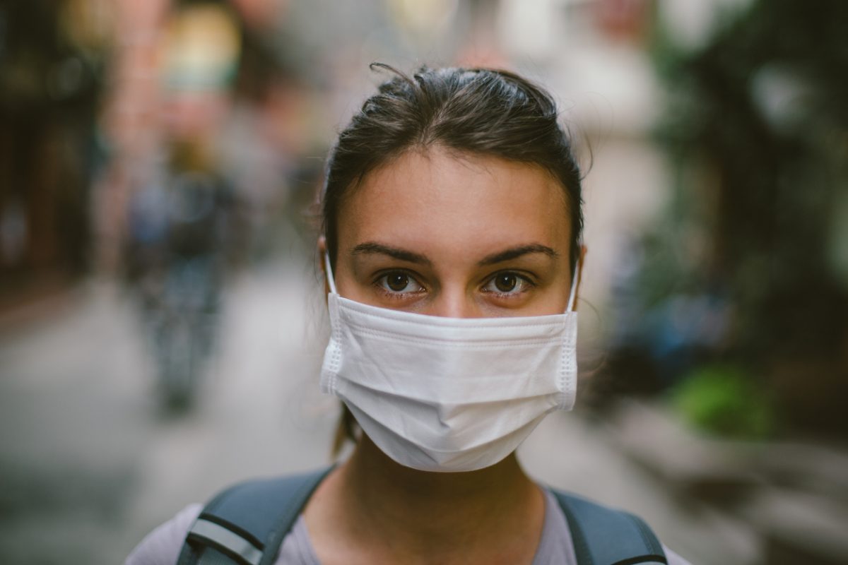 Μόσιαλος: Γιατί δεν πρέπει να κατεβάζουμε τη μάσκα στο πηγούνι μας