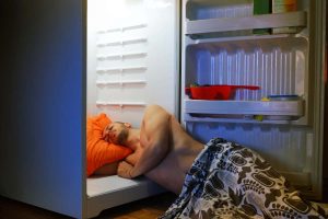 άντρας κοιμάται στο ψυγείο για να αντιμετωπίσει την ζέστη