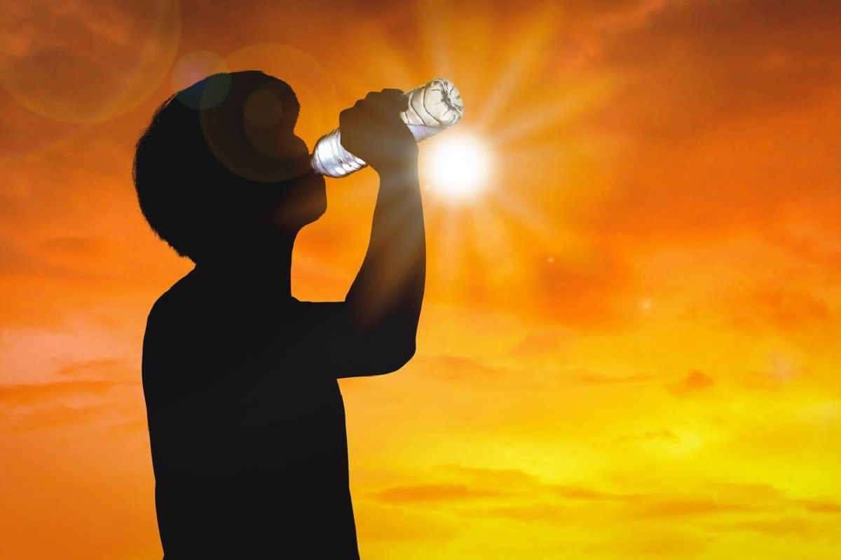 άνδρας πίνει νερό για να συνέλθει από τη ζέστη
