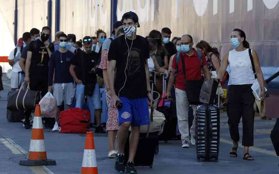 Συνελήφθησαν στον Πειραιά τρεις νεαροί-έσπασαν καραντίνα