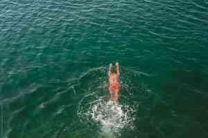 άνδρας κάνει κολύμπι στη θάλασσα
