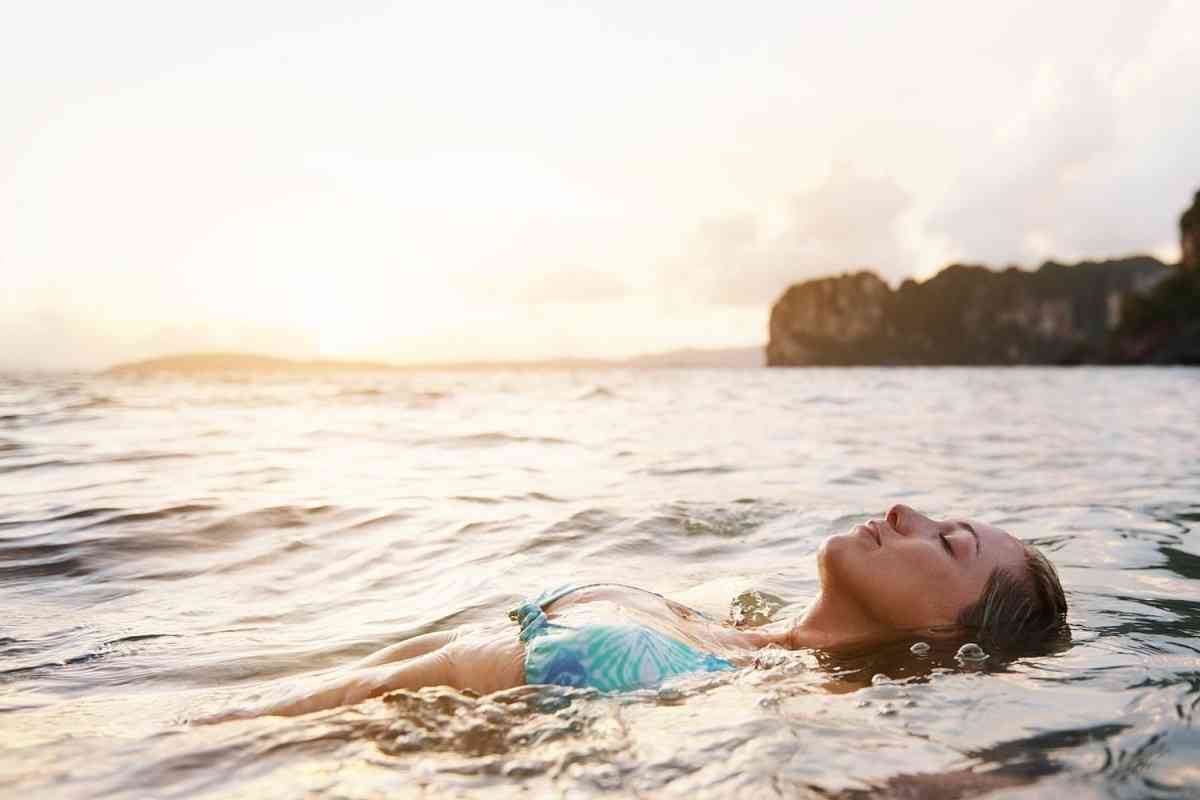 Νεαρή γυναίκα κάνει μπάνιο στην θάλασσα