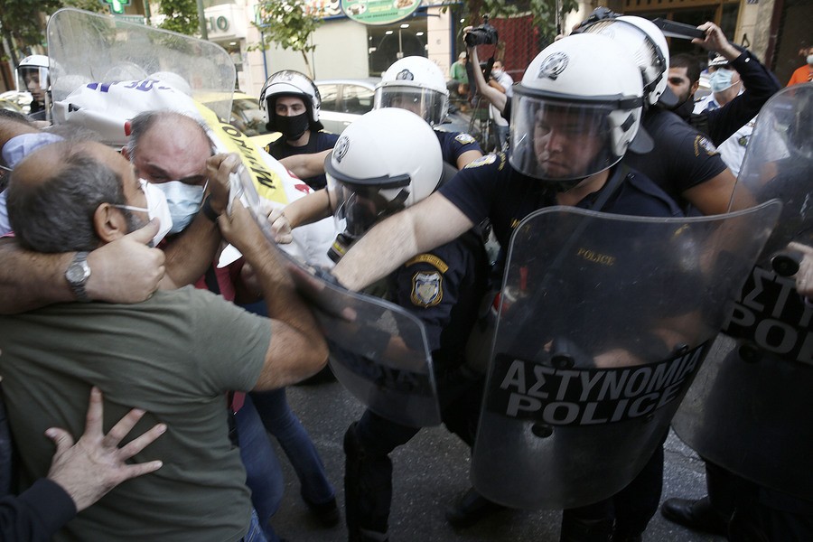 Υπουργείο Υγείας: ΜΑΤ και επεισόδια σε συγκέντρωση διαμαρτυρίας της ΠΟΕΔΗΝ