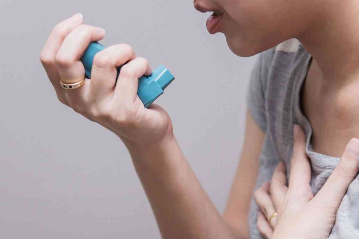 γυναίκα κάνει εισπνοές για το άσθμα της