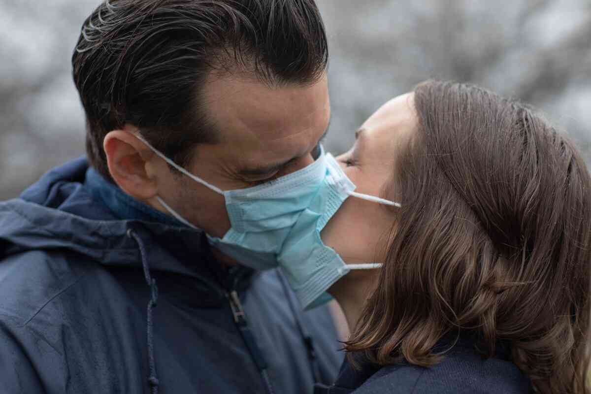 ζευγάρι φιλιέται με μάσκες για να μην μεταδοθεί ο κορωνοϊός