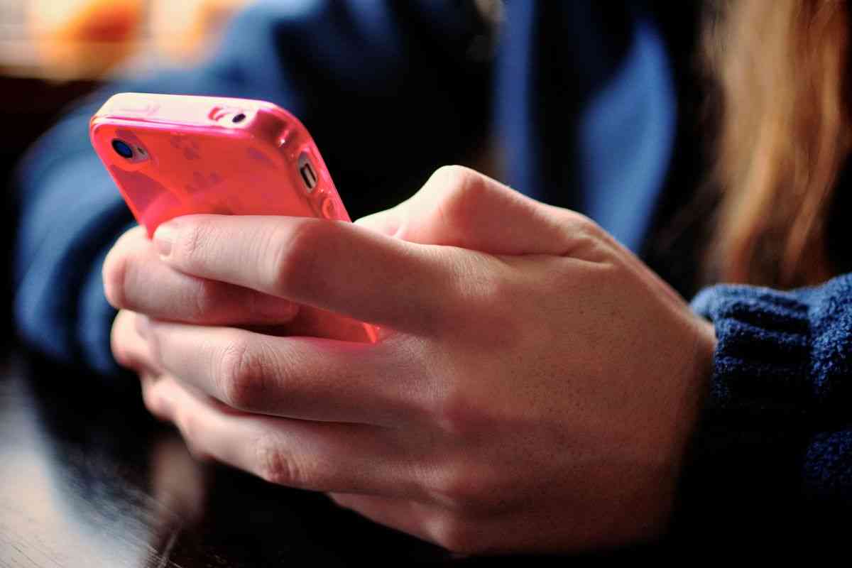 παιδί που στέλνει μηνύματα στο κινητό ενώ είναι στο σχολείο