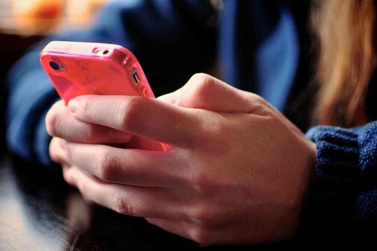 Σχολείο: Οι μαθητές που ξενυχτούν στέλνοντας μηνύματα δεν έχουν καλούς βαθμούς