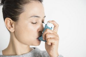 γυναίκα που κάνει εισπνοές για το άσθμα