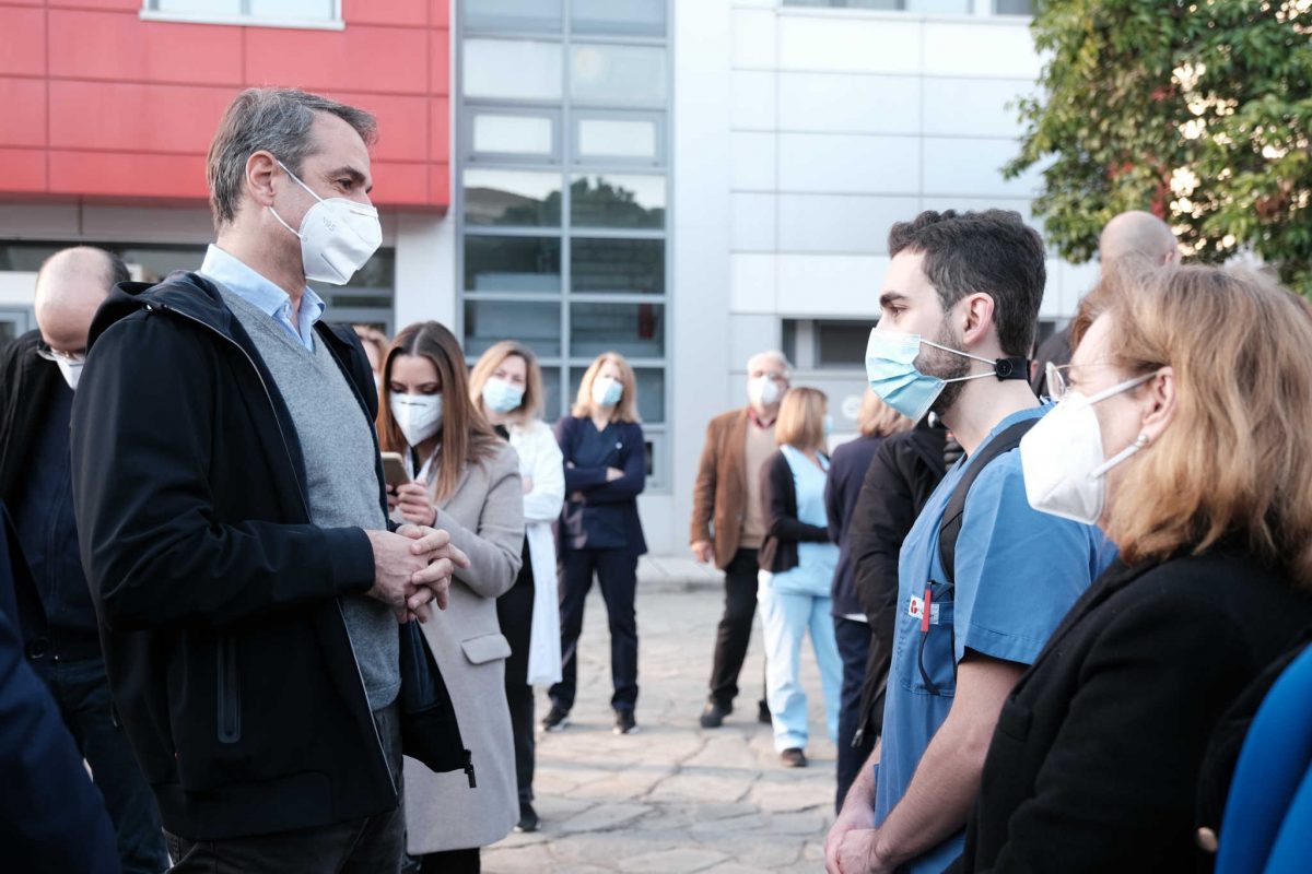Στο Ιπποκράτειο Θεσσαλονίκης ο πρωθυπουργός: “Το ΕΣΥ αντέχει! Μειώνεται το φορτίο του ιού!”
