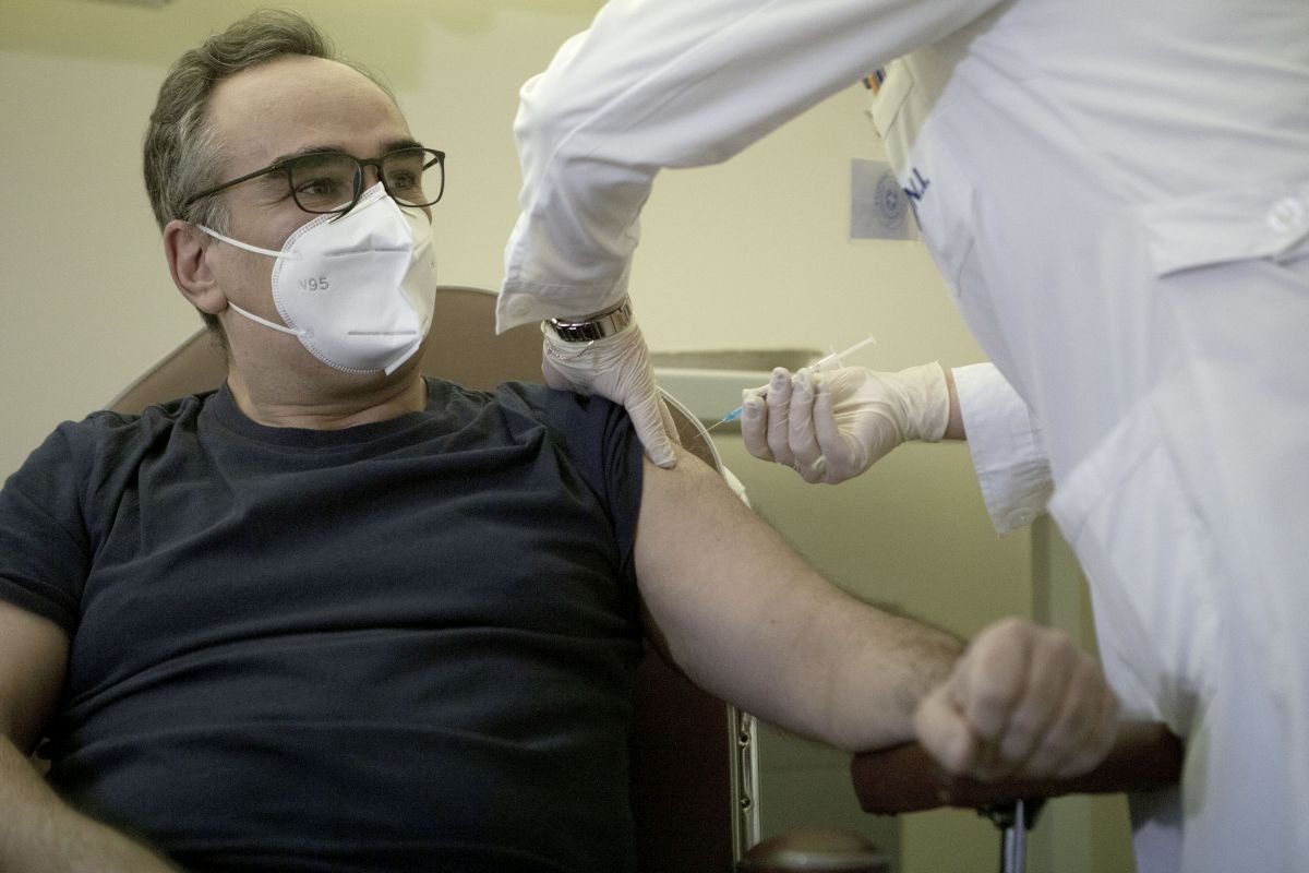 Ξεκίνησαν οι εμβολιασμοί υγειονομικών στα Περιφερειακά Νοσοκομεία – Εμβολιάστηκε η πολιτική ηγεσία του Υπουργείου Υγείας