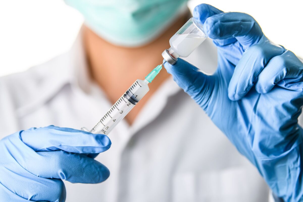 Ψηφίστηκε στη Βουλή η Εθνική εκστρατεία εμβολιασμού κατά του κορονοϊού