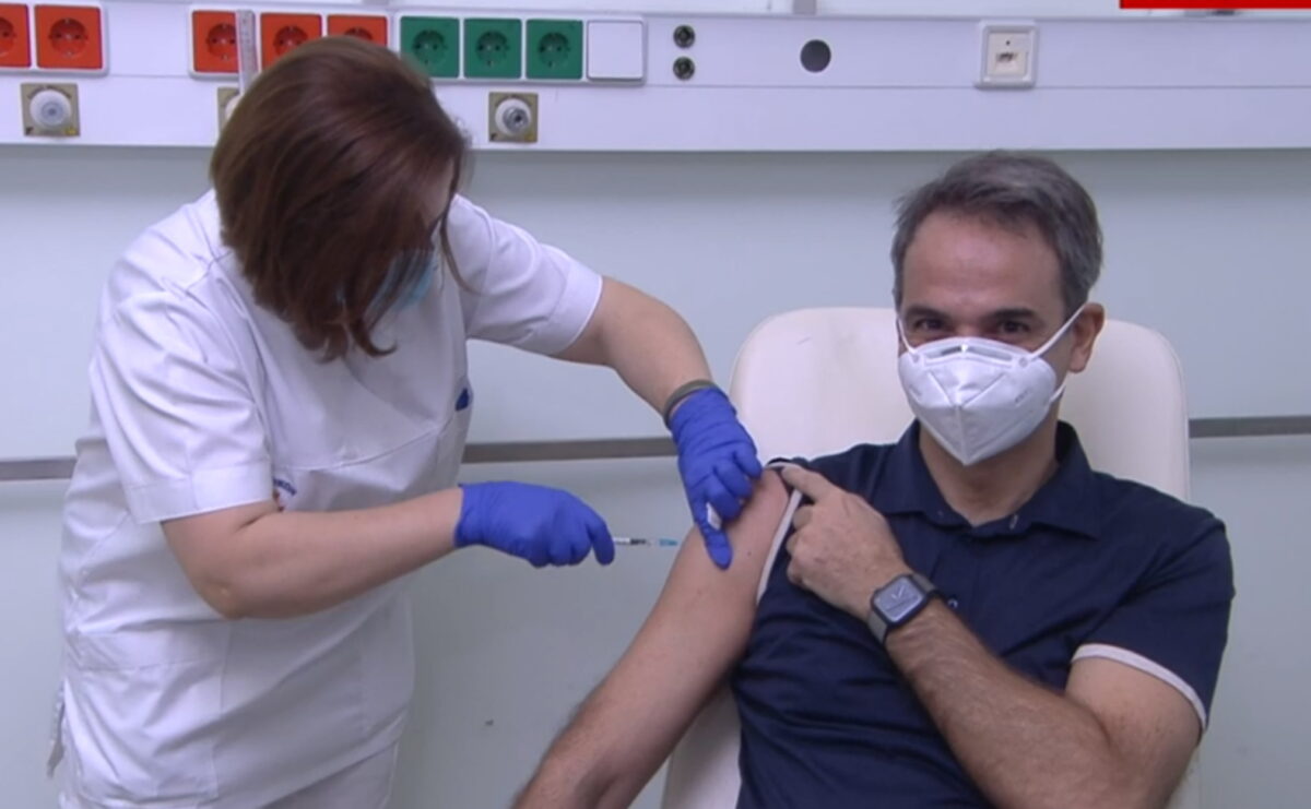 Πρώτοι εμβολιασμοί Covid στην Ελλάδα: Εμβολιάστηκαν Κυριάκος Μητσοτάκης, Κατερίνα Σακελαροπούλου και Σωτήρης Τσιόδρας