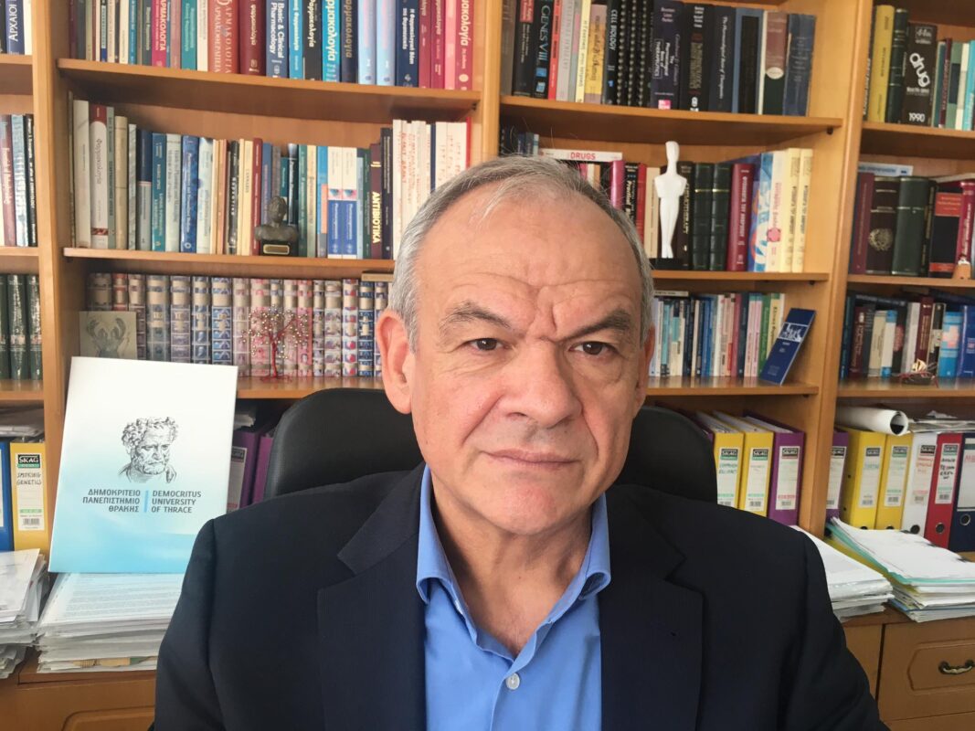 Καθηγητής Ευάγγελος Μανωλόπουλος: Οι σταθερές και οι εξελίξεις στη φαρμακολογική αντιμετώπιση του κορωνοϊού