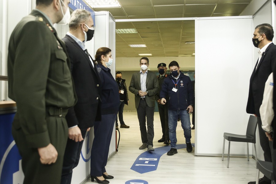 Ο πρωθυπουργός Κ. Μητσοτάκης στο νέο Mega εμβολιαστικό κέντρο “Προμηθέας” στο Μαρούσι