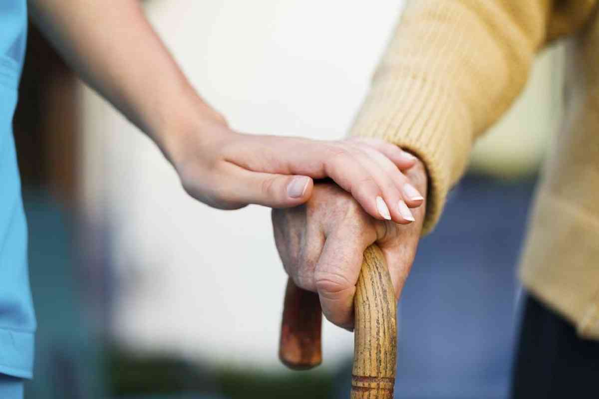 χέρι ηλικιωμένης γυναίκας που έχει Αλτσχάιμερ