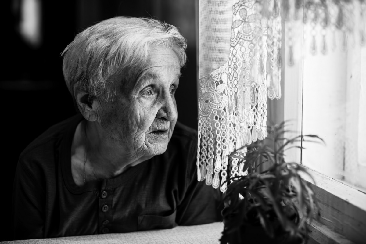 ηλικιωμένη γυναίκα με Αλτσχάιμερ