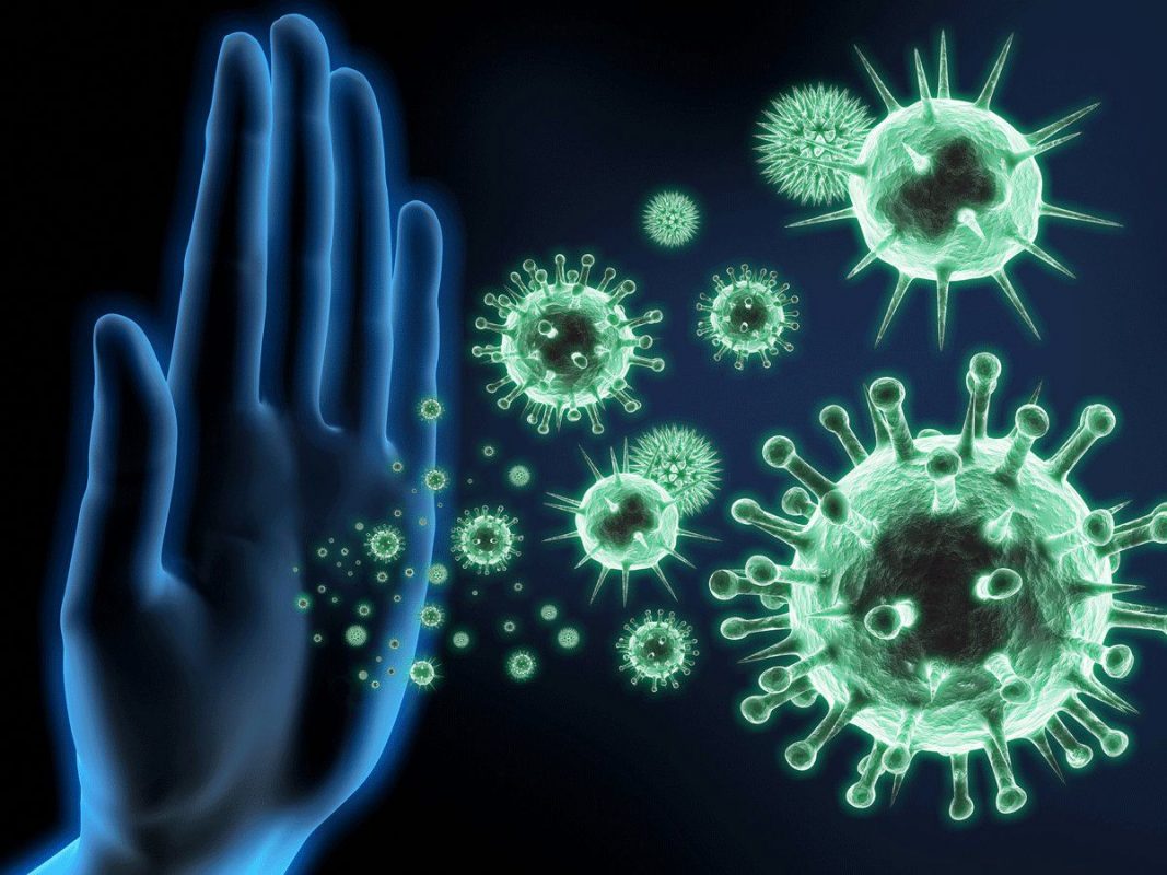 χέρι δείχνει πως το ανοσοποιητικό διώχνει τους ιούς