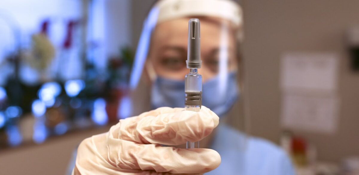 ΕΟΦ: “Δεν σχετίζεται πιθανότατα το εμβόλιο της AstraZeneca με τον εμβολιασμό της 63χρονης στο Ίλιον”
