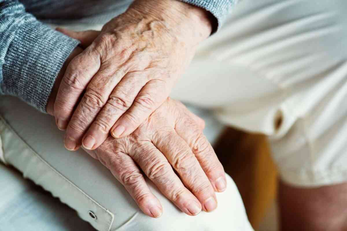 χέρια ηλικιωμένου άνδρα που έχει αρθρίτιδα