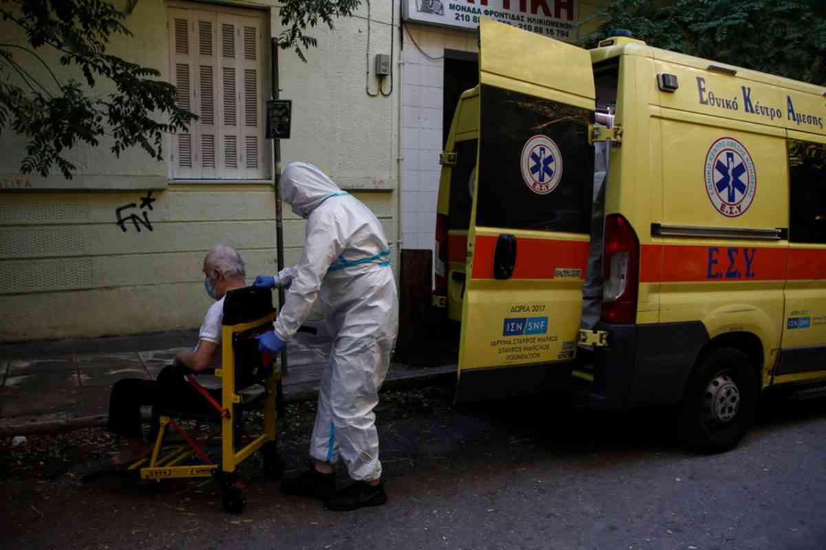 Κορονοϊός: Δεκάδες ηλικιωμένοι μεταφέρθηκαν σε νοσοκομείο, μετά από μεγάλη διασπορά σε γηροκομείο