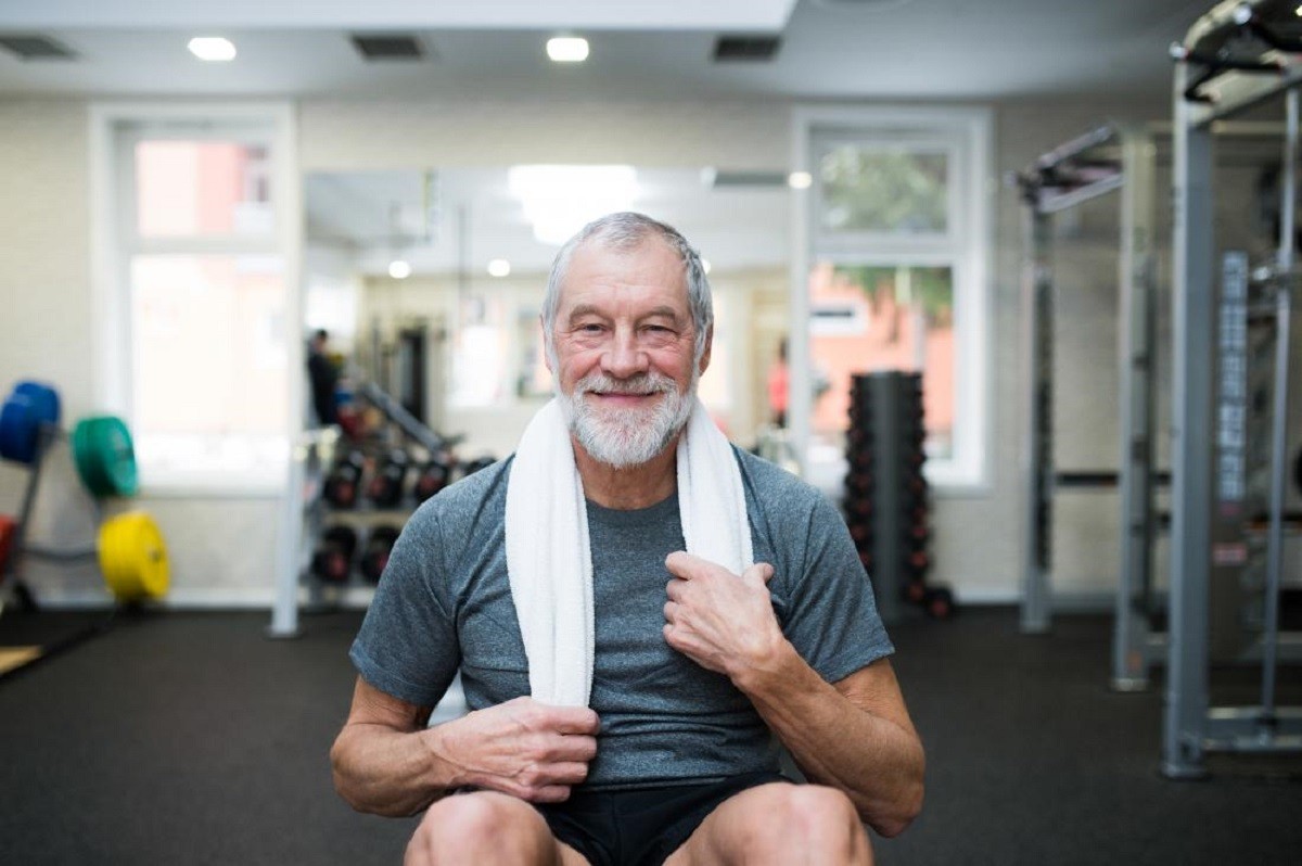 άνδρας μεγαλύτερης ηλικίας στο γυμναστήριο κάνει γυμναστική