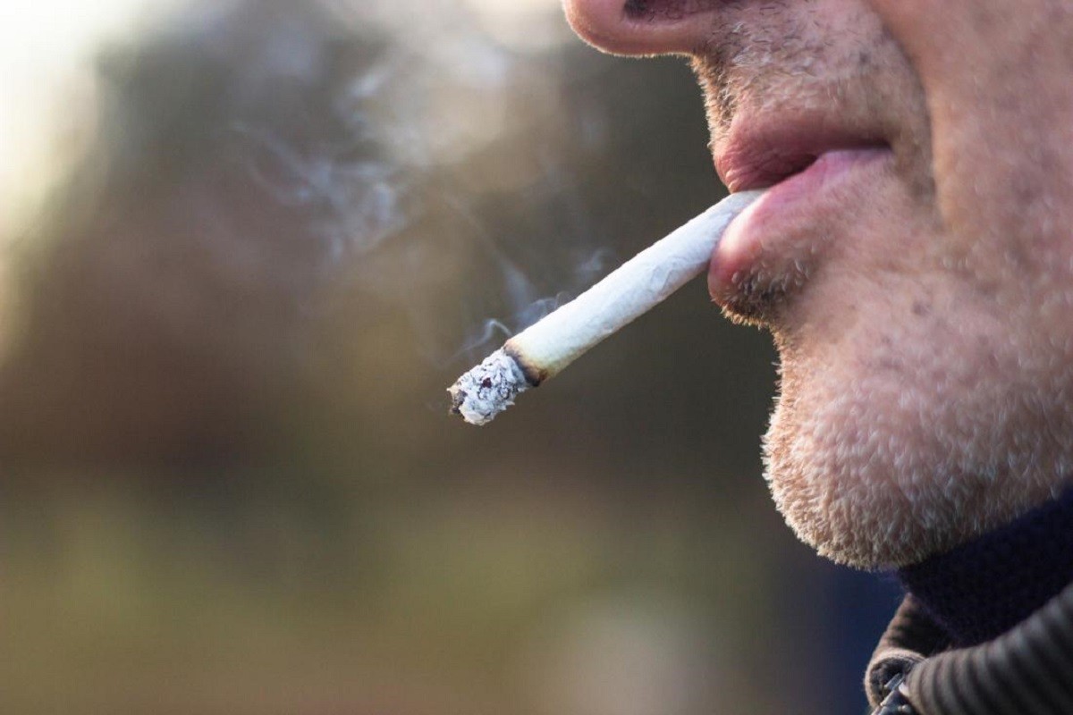 άνδρας που δεν έχει κόψει το κάπνισμα έχει τσιγάρο στο στόμα